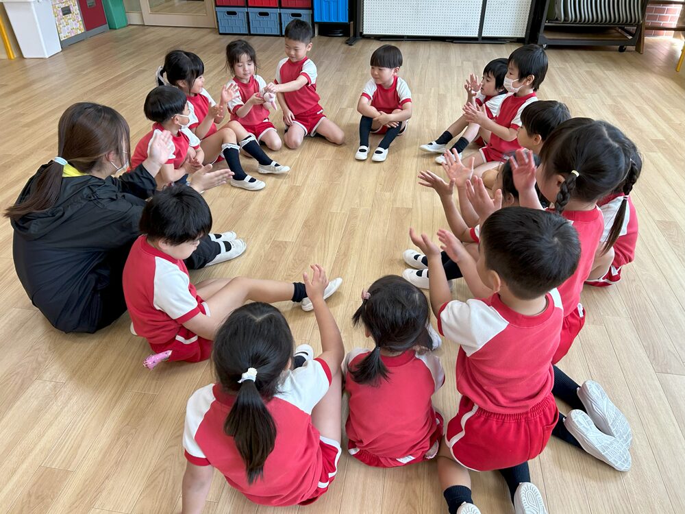 先生の話を聞く園児