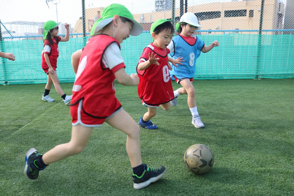 サッカーする園児